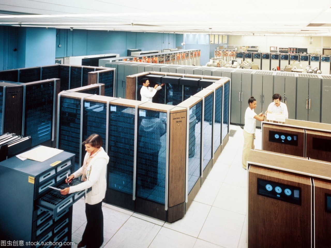 位于勞倫斯利弗莫爾國家實(shí)驗室llnl的cdc7600大型機(jī)之一。前景中的玻璃葉櫥柜擁有計算機(jī)的處理器。背景中的櫥柜是用于記錄或檢索信息,加載或保存程序的數(shù)據(jù)磁帶流。llnl有三部這樣的計算機(jī),但它們的代碼正逐漸被轉(zhuǎn)移到更強(qiáng)大的cray-1超級計算機(jī)上。在llnl的cdc和cray計算機(jī)構(gòu)成了世界上最大的研究計算機(jī)中心之一的心臟。